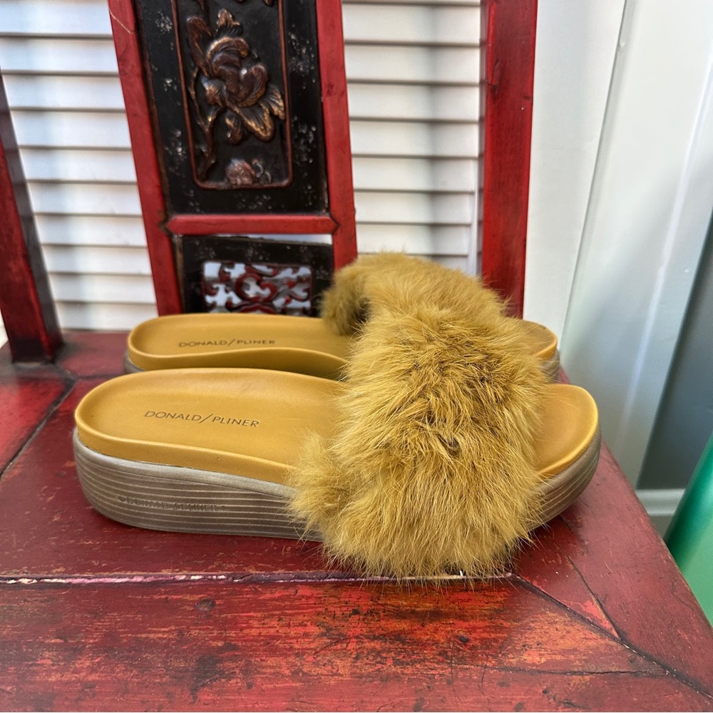 Donald J. Pliner Women's gold  Furfi Slide Sandals 7.5 M - Picture 2 of 7